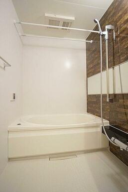 浴室はアクセントパネルを採用しております