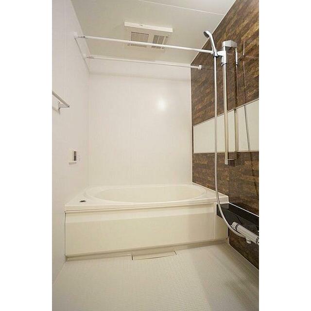 浴室はアクセントパネルを採用しております