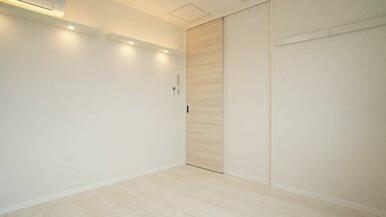 洋室はダウンライトを採用しております