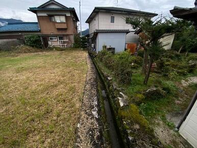 西側は水路となっています。