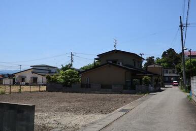 会津若松市道（北東）から宅地（南）を撮影。