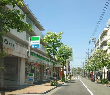 徒歩５分以内に飲食店やコンビニ・医療機関などの商店街も近く便利です