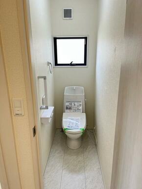 ご高齢者に限らず、妊娠中や体調不良時にも心強い手すり。立ち座りの動作時の支えとなってくれます（7号棟