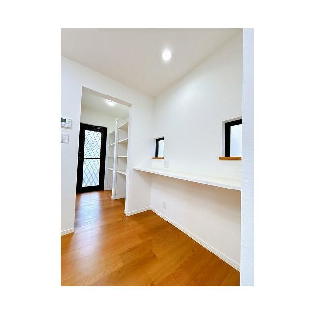 「パントリー」キッチンの横に広々と収納できるスペースがあります。