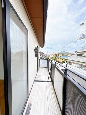 「バルコニー」ワイドバルコニーは洗濯物がたくさん干せるだけでなく使途多彩。