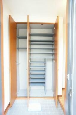 玄関収納です！これだけ大型なら、ファミリーでも安心ですね☆