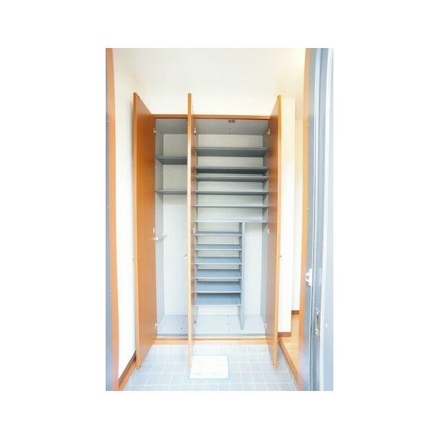 玄関収納です！これだけ大型なら、ファミリーでも安心ですね☆