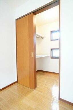 ２階洋室のＷＩＣ（ウォークインクローゼット）です。窓があるので、明るいです☆