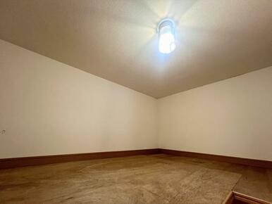 2階洋室約8帖　小屋裏収納