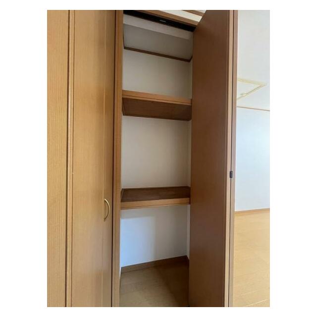 2階洋室約8帖　クローゼット内２