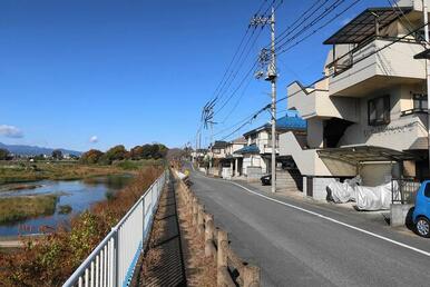 建物と前面道路