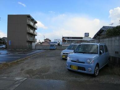 敷地外駐車場ですが見えている建物が当物件です。