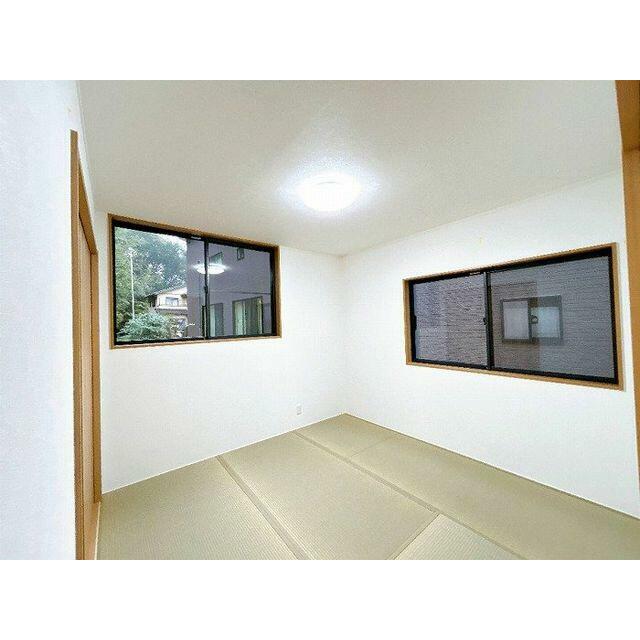 一階和室は二面採光となっております