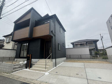 【現地写真】キッチン横や洗面、2階廊下WICなど様々な場所に収納を完備した使い勝手のいい間取り。広々とし