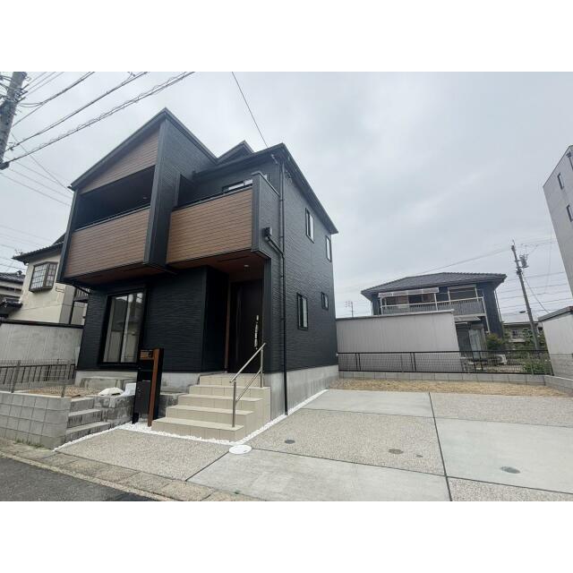 【現地写真】キッチン横や洗面、2階廊下WICなど様々な場所に収納を完備した使い勝手のいい間取り。広々とし