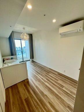 約7.5帖の洋室になります。