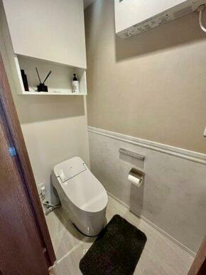 上部吊戸棚付きのトイレになります。