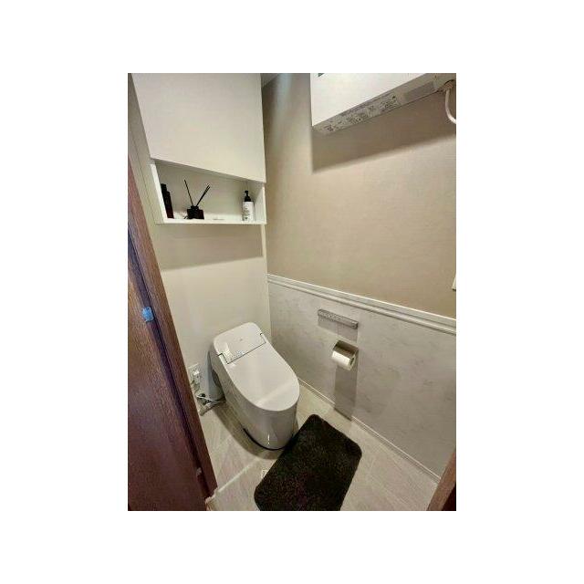 上部吊戸棚付きのトイレになります。