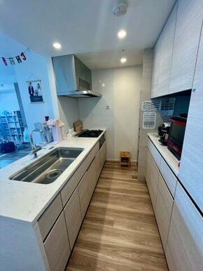 収納豊富な約５帖のキッチンになります。