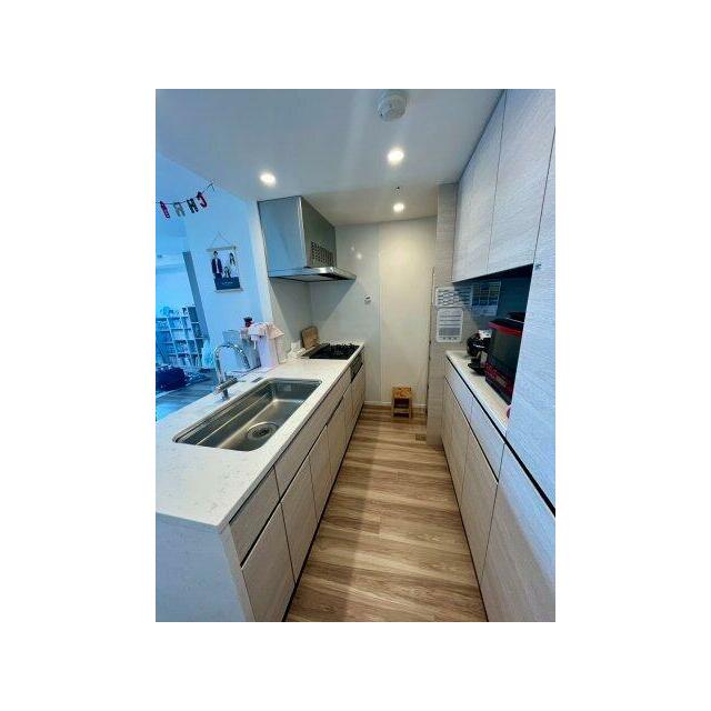 収納豊富な約５帖のキッチンになります。