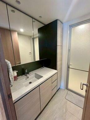 三面鏡付きの収納豊富な洗面台になります。