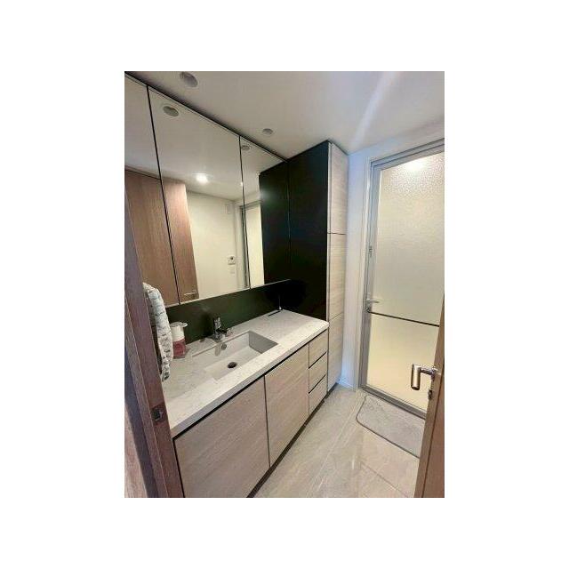 三面鏡付きの収納豊富な洗面台になります。