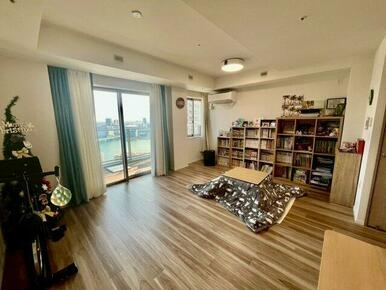 約１７帖のリビングダイニングになります。