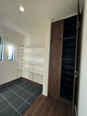 案外増えてしまう靴も収納があるので安心（2号棟）