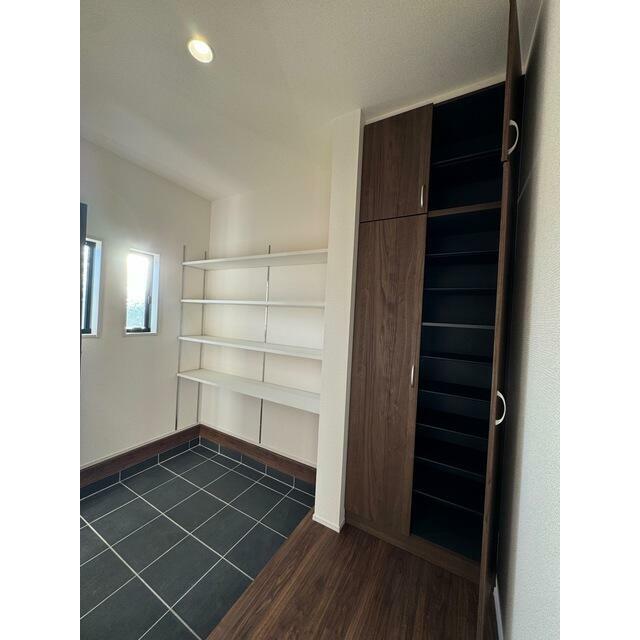 案外増えてしまう靴も収納があるので安心（2号棟）