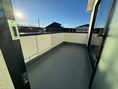 部屋の外と中をつなぐバルコニー、使い方自在！（2号棟）