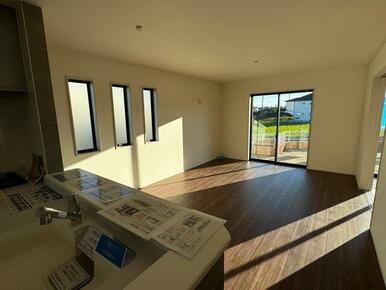 リビングはお気に入りのソファやクッションでくつろげる空間に（2号棟）