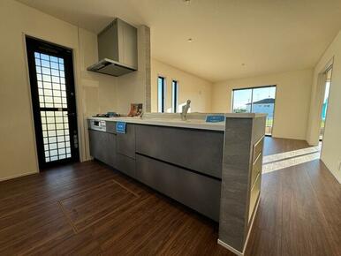 毎回の食事はもちろんバーカウンター的な使い方まで自在！（2号棟）