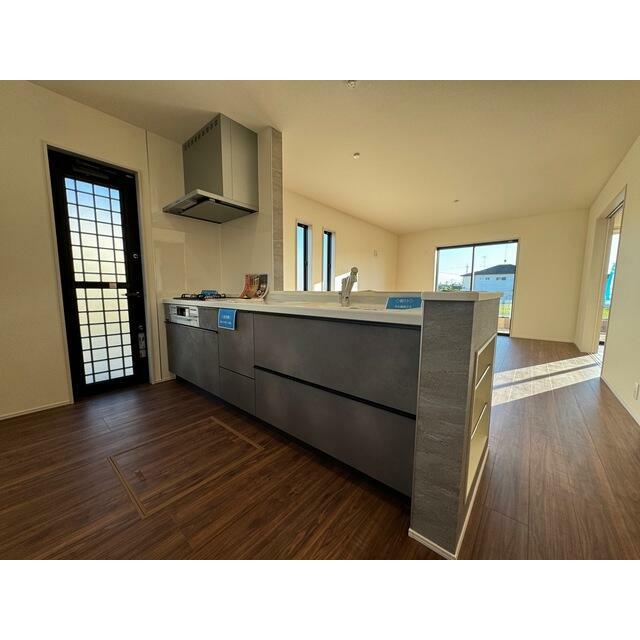 毎回の食事はもちろんバーカウンター的な使い方まで自在！（2号棟）