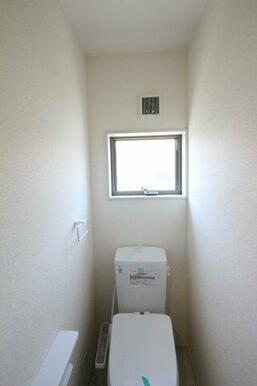 1階と2階にトイレがあり、ウォシュレット完備