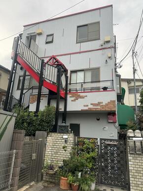 閑静な住宅街の中に建っています。