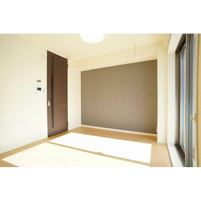 【６．８帖洋室】室内には、アクセントクロスが貼られております♪♪居室照明付き物件ですので、照明をご…
