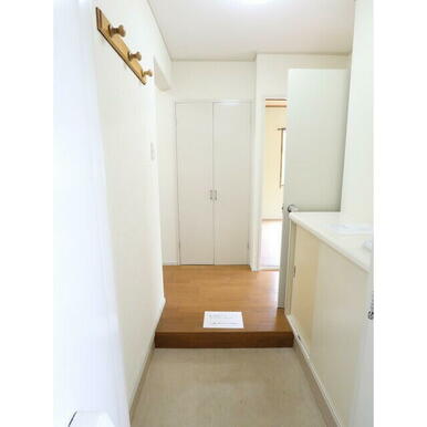 帽子など掛けられる3連フック有！