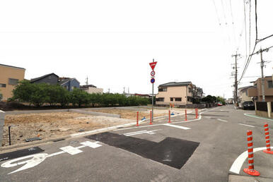 【前面道路含む現地写真】