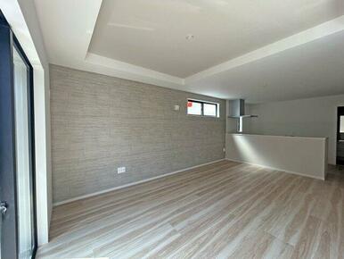 LDK18帖、おしゃれな折上天井です。家具を置いても余裕のスペース