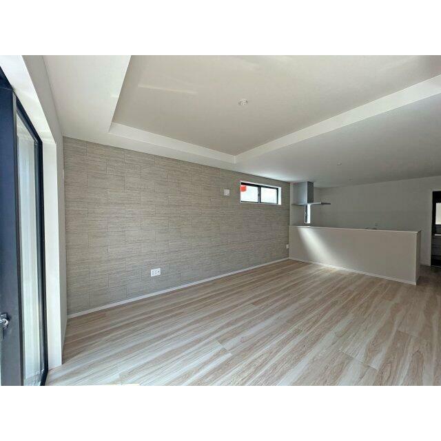 LDK18帖、おしゃれな折上天井です。家具を置いても余裕のスペース