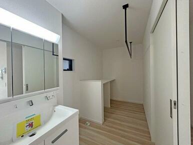 独立洗面台は、三面鏡付で朝の身支度も困りません。浴室横にランドリールーム設置