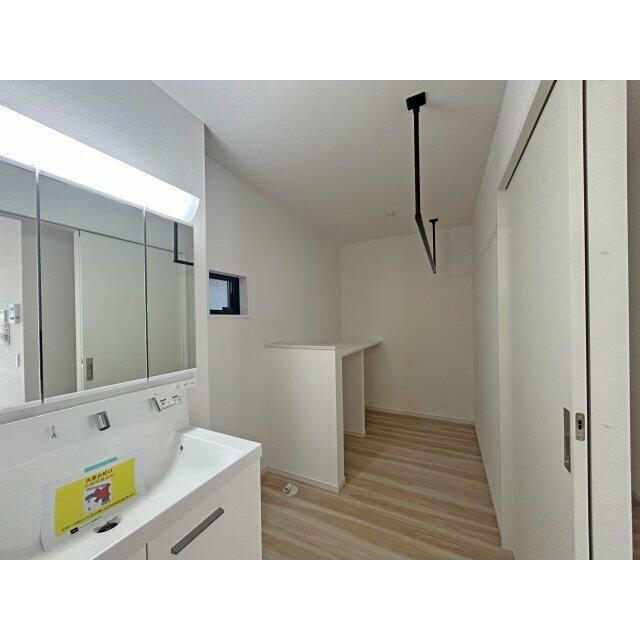 独立洗面台は、三面鏡付で朝の身支度も困りません。浴室横にランドリールーム設置