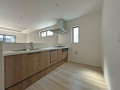 対面式キッチンです。広いキッチンでお子様とクッキングが楽しめます。