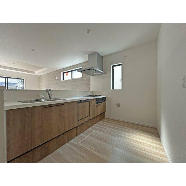 対面式キッチンです。広いキッチンでお子様とクッキングが楽しめます。