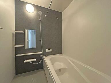 浴室の換気のほか、雨の日の洗濯乾燥にも便利な浴室換気暖房乾燥機完備　※施工例