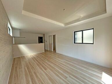 LDK18帖、窓が多いので明るく寛げるリビングです