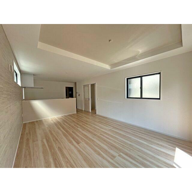 LDK18帖、窓が多いので明るく寛げるリビングです