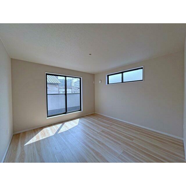 2階10.2帖の洋室、WIC完備。バルコニーに面した明るいお部屋です