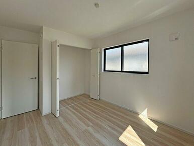 2階5.2帖の洋室です。クローゼット完備。どんなインテリアにもあうデザインです。