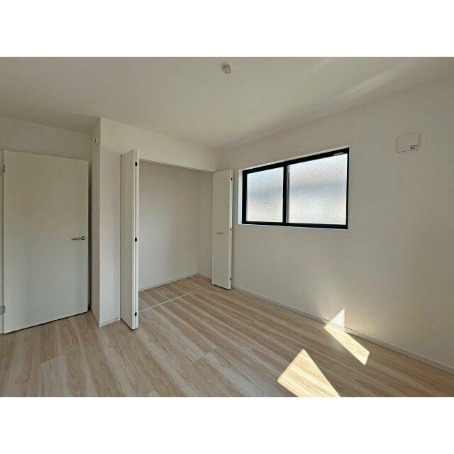 2階5.2帖の洋室です。クローゼット完備。どんなインテリアにもあうデザインです。